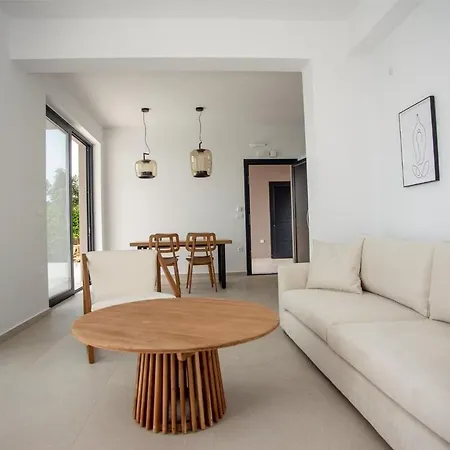 Elios With Private Pool * Plateies